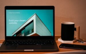 Dizüstü bilgisayar ekranında web sitesi tasarımı